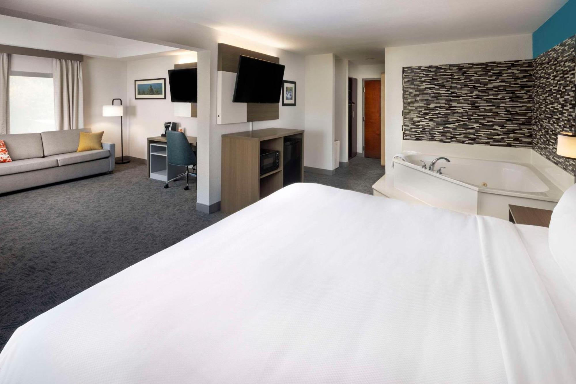 Comfort Inn & Suites Dahlonega University Area Экстерьер фото